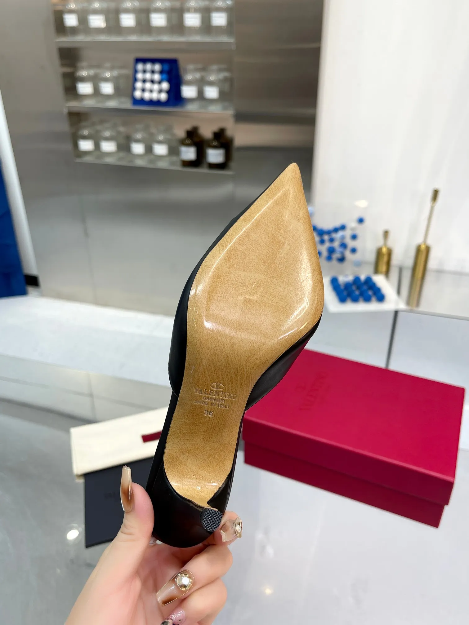 👟👟Ex-factory price 500👟👟 Valentino brand new cowhide half-drag version V-buckle classic sandals, brand new original upgrade, super comfortable on the feet, 😍 easy to put on and take off, super considerate! ✔️Imported cowhide for the uppers ✔️Mixed sheepskin for the inner lining ✔️Italian yellow cowhide outsole with clear texture and consistent with the counter ✔️Code number 35-40 (34 41 42 can be customized and non-returnable) Heel height 7.5